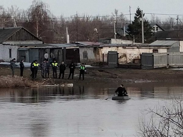 Житель Домбаровского района спас двух подростков со льдины