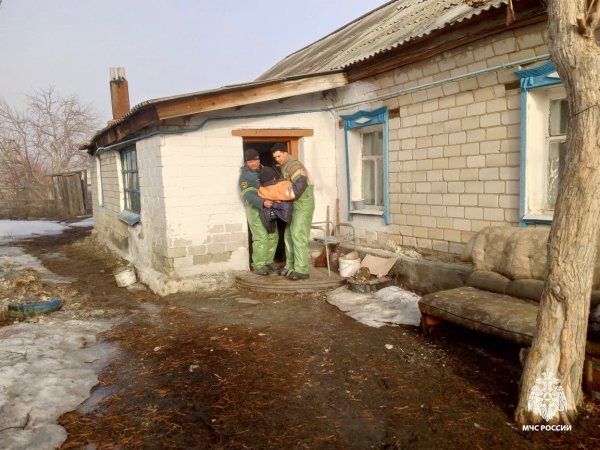 Сотрудники МЧС России помогли эвакуироваться жителю Адамовки