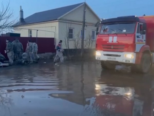 В Орске прорвало дамбу, людей эвакуируют