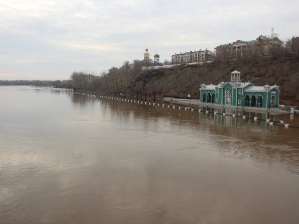 Вода смыла скейт-площадку и лавочки с набережной Урала в Оренбурге