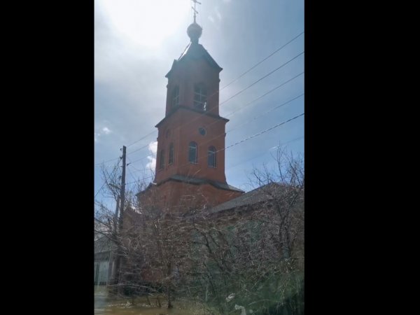 Священнослужители спасают иконы из Покровского храма Орска