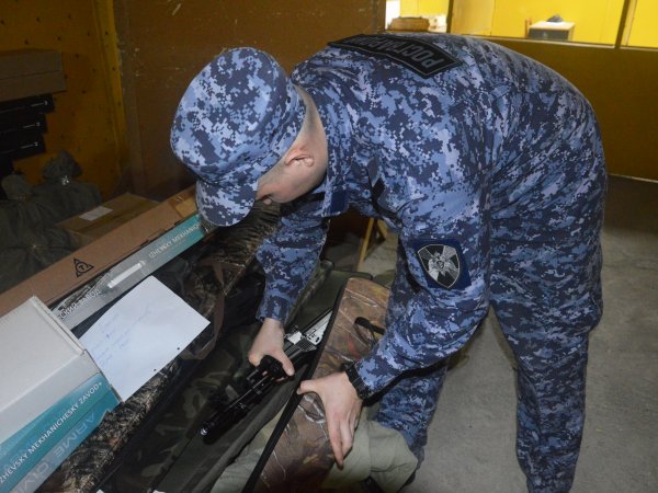 В Оренбуржье сотрудники Росгвардии проводят проверки среди владельцев оружия, попавших в зону затопления
