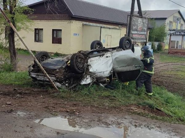 В Нежинке спасатели вытащили человека из перевернувшегося автомобиля