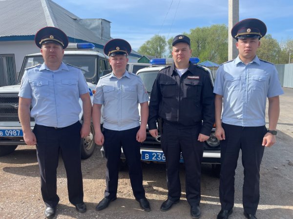 Жители с. Асекеево поблагодарили полицейских за возвращение угнанной машины