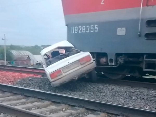 В Шарлыкском районе поезд столкнулся с угнанным автомобилем