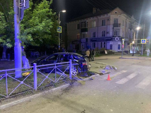 В Орске в центре города лихач врезался в дорожный знак