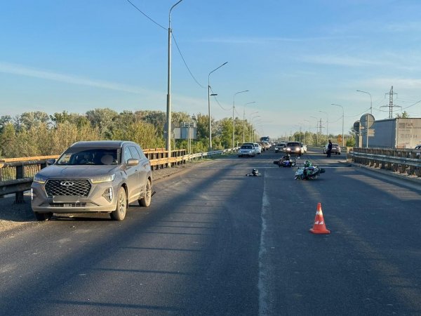 В Оренбурге на Загородном шоссе столкнулись 2 мотоцикла и автомобиль