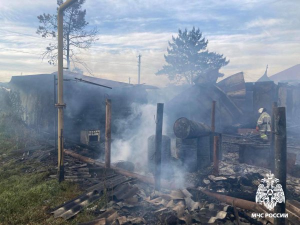 В с. Городище сотрудники МЧС тушат два жилых дома