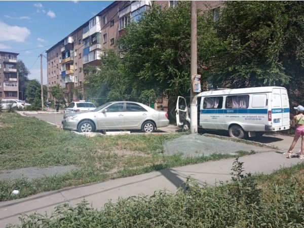 Страшное происшествие в Орске: мужчину и женщину избили у подъезда, после их сбил автомобиль