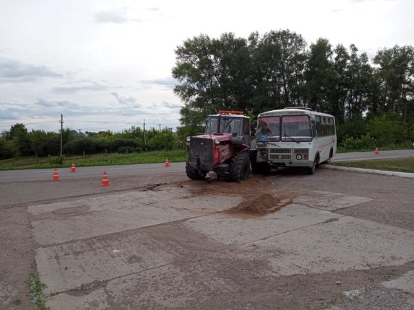 В Сакмарском районе столкнулись пассажирский автобус и трактор