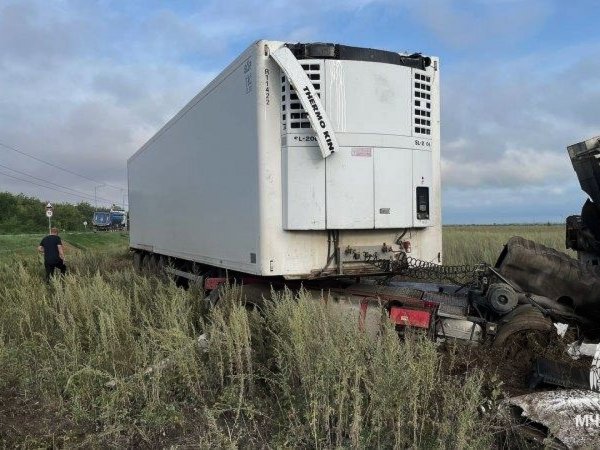 В результате аварии на трассе Оренбург - Илек в салоне фуры оказался зажат человек