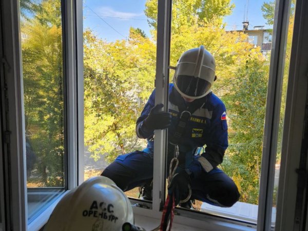 Спасателям пришлось лезть в окно, чтобы помочь оренбурженке