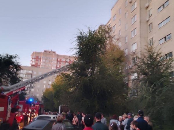 МЧС: 20 человек спасли из пожара в жилом доме Оренбурга
