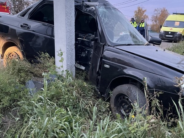 В Кувандыке «Лада» въехала в столб