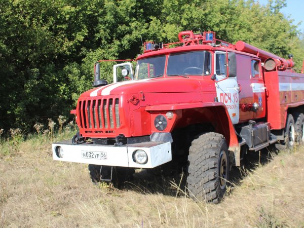 Около Орска горят 10 га сухой травы