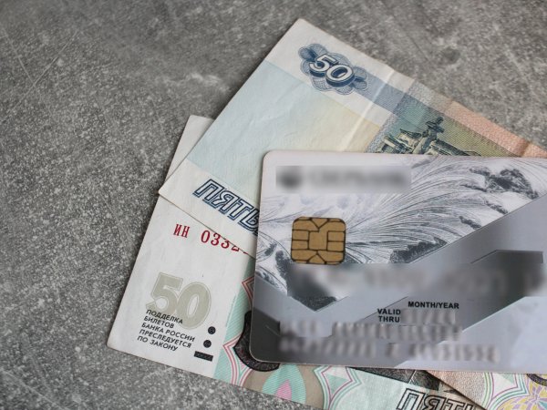 В Бугуруслане мужчине предложили поменять медполис и сняли с его счёта полмиллиона