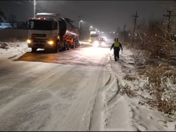 В Орске большегрузы образовали затор на обледенелой дороге