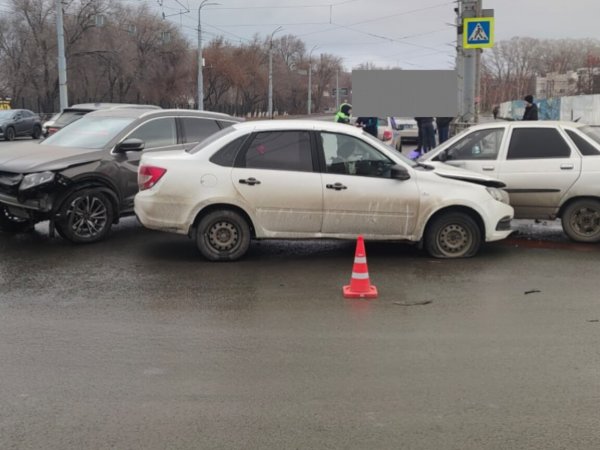В Орске аварию попали сразу три автомобиля