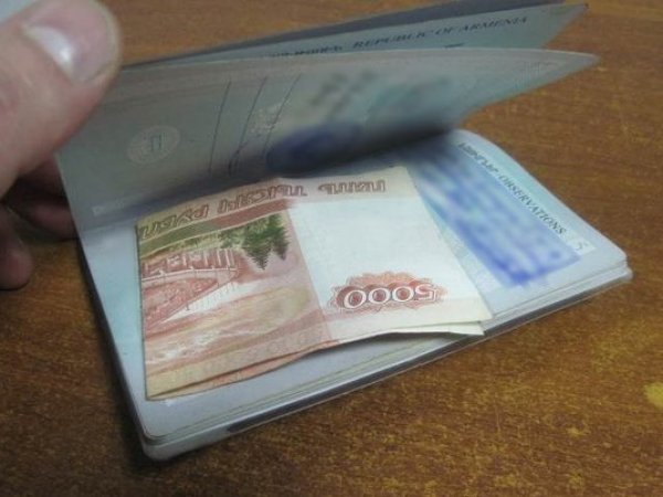 В Орске пассажир «БМВ» пытался дать взятку сотруднику ГИБДД