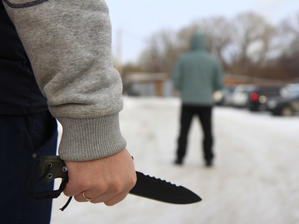 УМВД: в Новотроицке 27-летний мужчина порезал двух незнакомцев