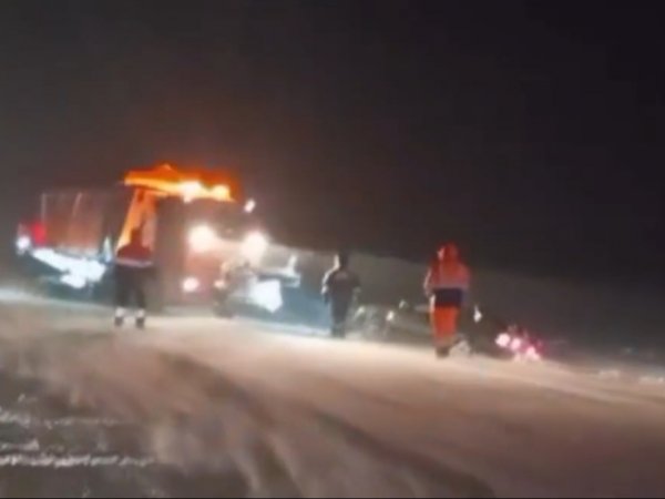 На трассе Оренбург — Орск из снежного заноса вытащили 6 автомобилей