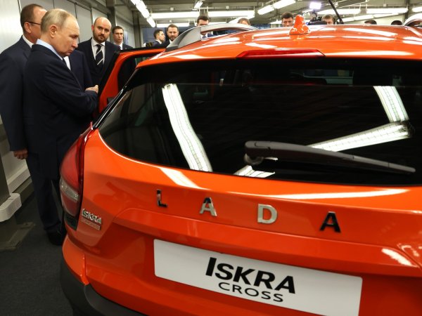Путину представили новую Lada Iskra