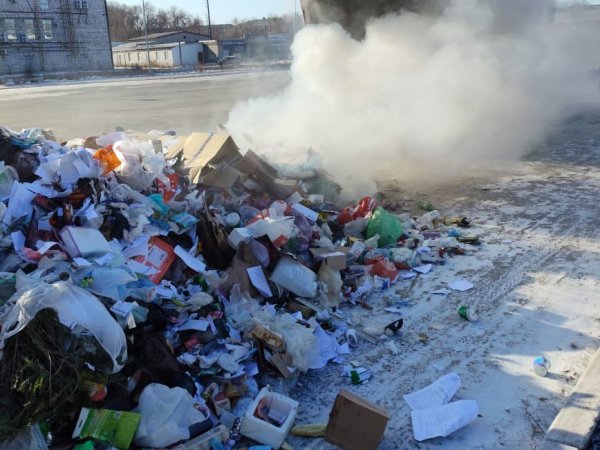 В Орске загорелись отходы в кузове мусоровоза