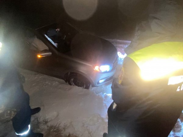 Орские спасатели помогли трем людям, попавшим в снежный плен