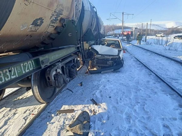 ДТП с поездом в Кувандыке: автомобиль заглох на железнодорожных путях