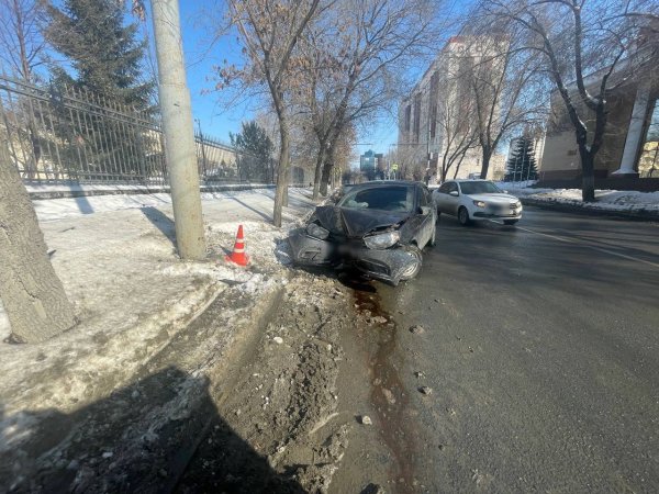 Тройное ДТП в Оренбурге: «ВИС» врезался в дерево, а «Гранта» в столб