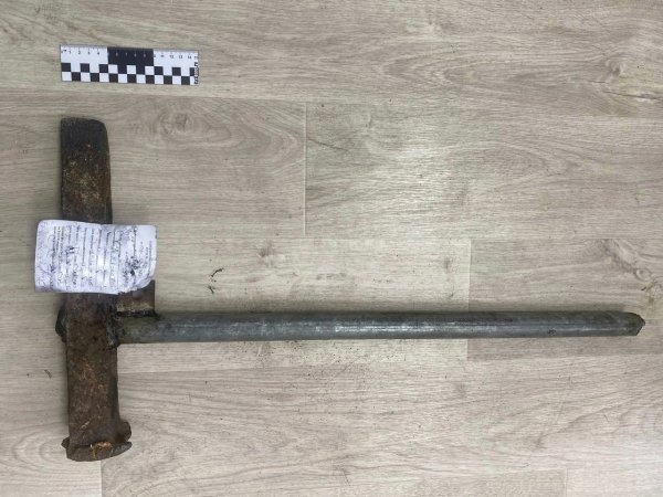 В Комаровском мужчина набросился на соседа с колуном после просьбы о помощи
