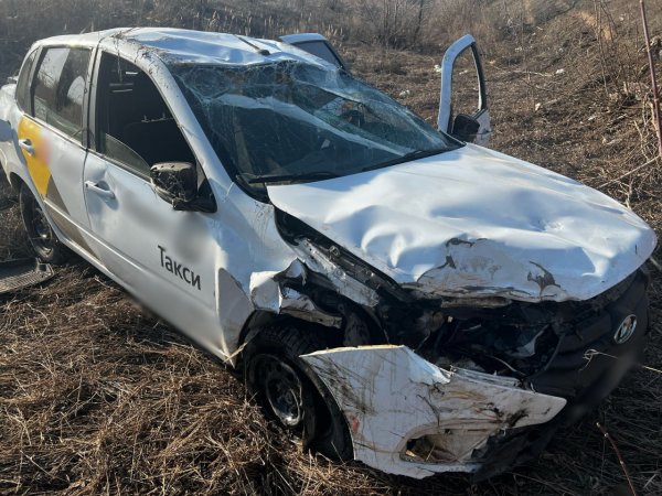 В Оренбуржье такси вылетело в кювет и перевернулось