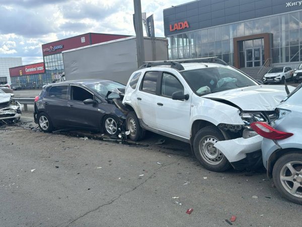В Оренбурге на Нежинском шоссе произошло ДТП с пятью автомобилями