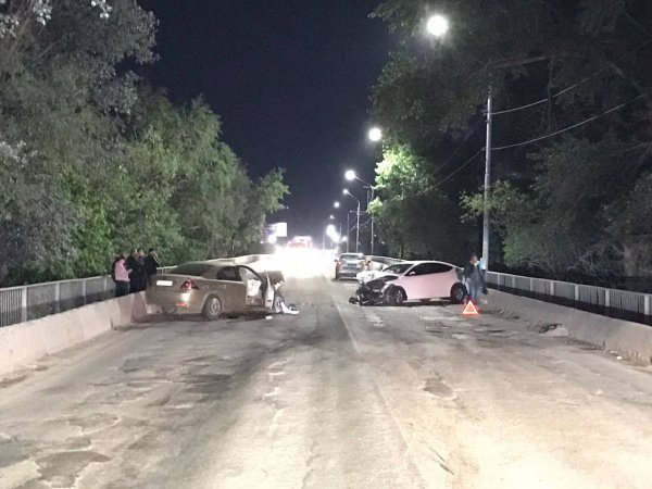 В Оренбурге на проспекте Братьев Коростелевых произошло тройное ДТП с пострадавшими