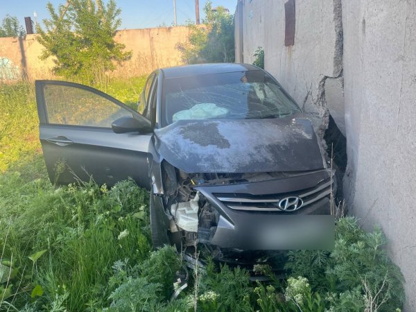 В Оренбурге автомобиль влетел в бетонный забор