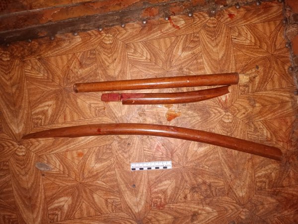 В Оренбуржье мужчина до потери сознания избил знакомую ножками от стула
