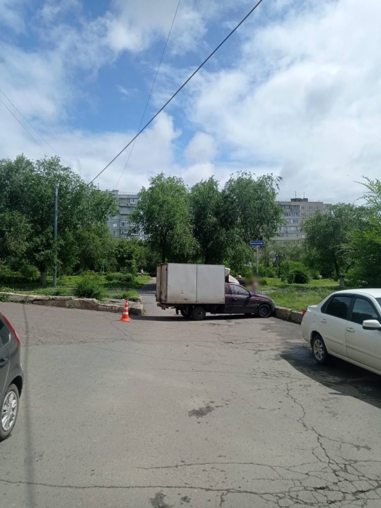 В Оренбурге автомобиль поехал и сбил женщину, а потом Мицубисси 