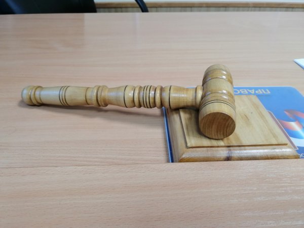 Житель оренбургского села Краснохолм на Новый год получил… пищевое отравление и трубой по шее
