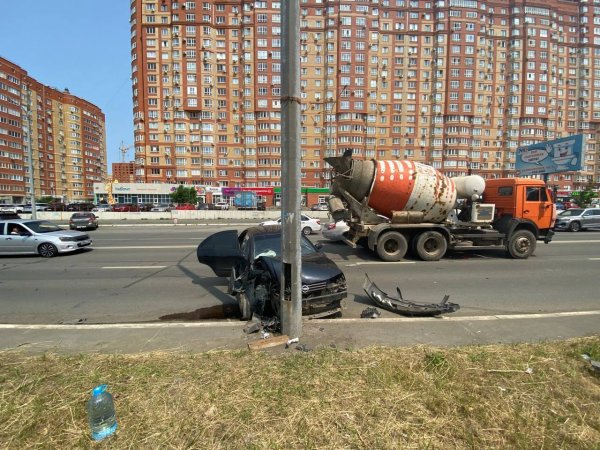 В Оренбурге КамАЗ-бетономешалка врезался в легковушку, пострадали дети