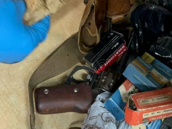 Пенсионер с револьвером: в Оренбурге у дедушки изъяли самодельное оружие