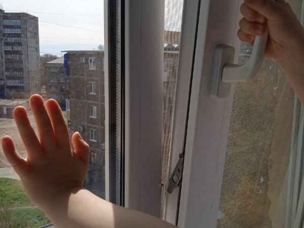 В Оренбурге 4-летний ребенок получил переломы и повреждения, выпав из окна 2 этажа