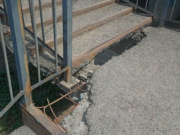Мост на улице Терешковой в Оренбурге: выглядит страшно, но ходить и ездить надо