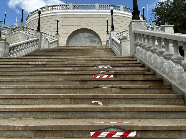 Ступени спуска к Уралу, разбитые оренбургским вандалом, отремонтируют не скоро?