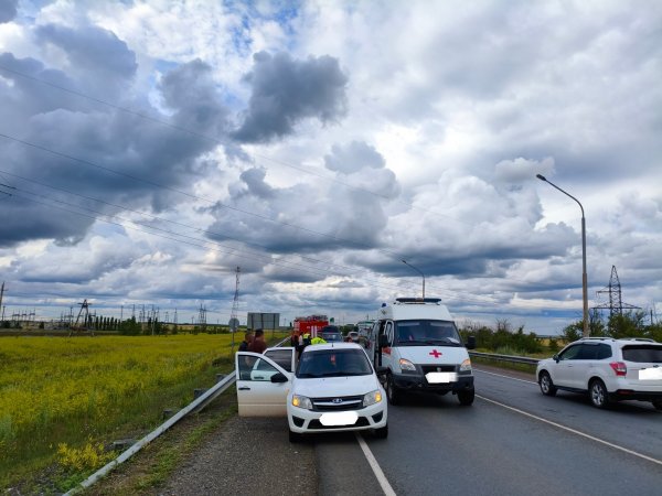 На трассе Оренбург — Казань два человека пострадали в ДТП, из машины их вытащили очевидцы