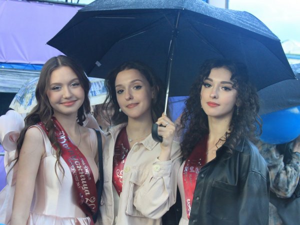 В Оренбурге шел дождь, но подростки, отлично сдавшие ЕГЭ, не растеряли праздничного настроения