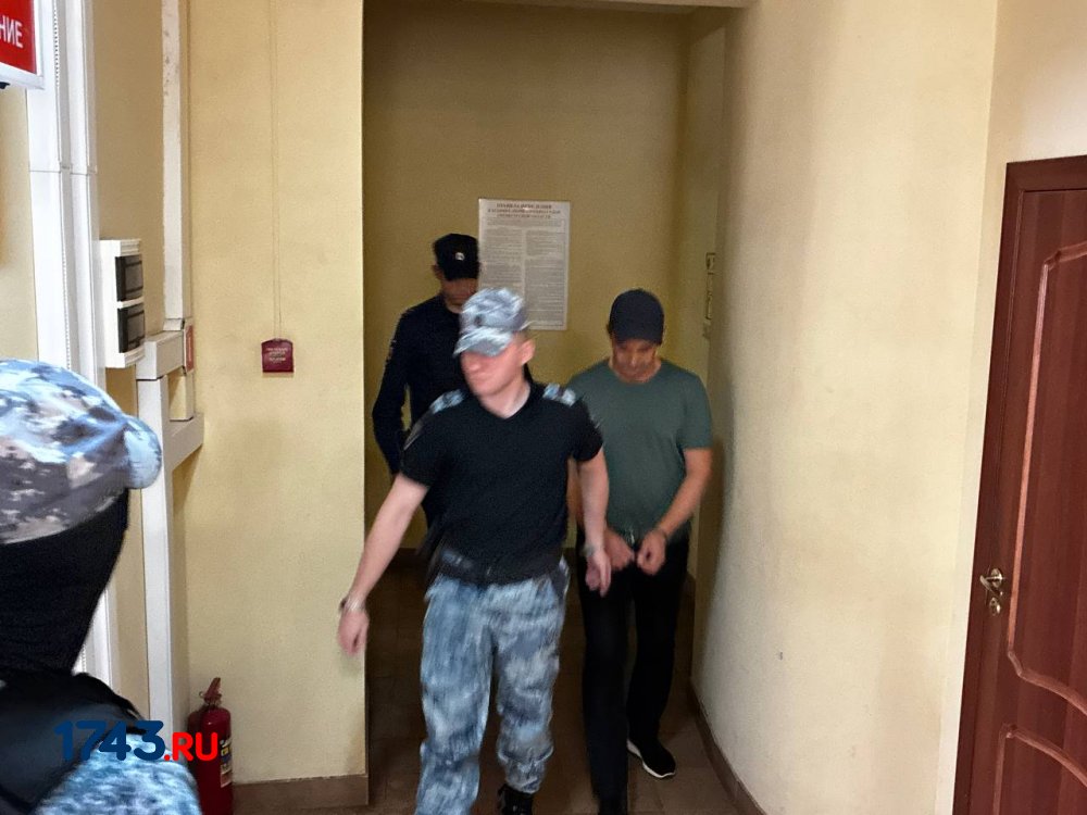 Фото: Зауру Шипилову заводят в зал суда для избрания меры пресечения