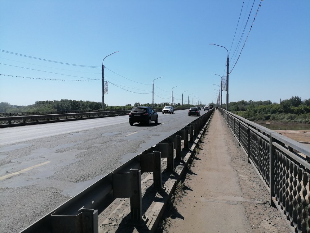 Покрытие моста явно оставляет желать лучшего. Фото 1743.ru