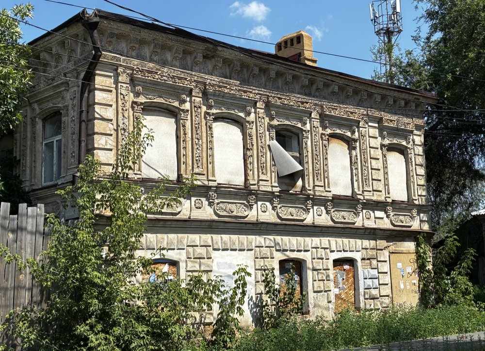 Особняк 1880 года постройки в центре Оренбурга признан объектом культурного наследия — когда он рухнет? Фото 1743.ru