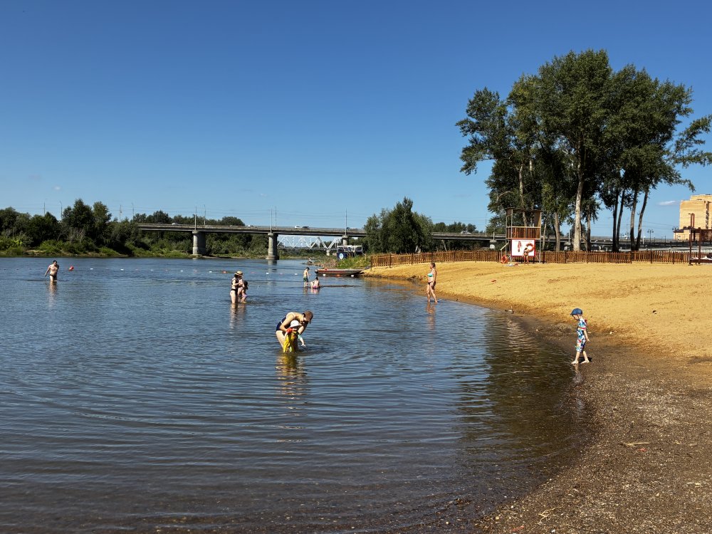 Вода в районе пляжа, как ни странно, чистая, дети и взрослые с удовольствием в ней купаются. Фото 1743.ru