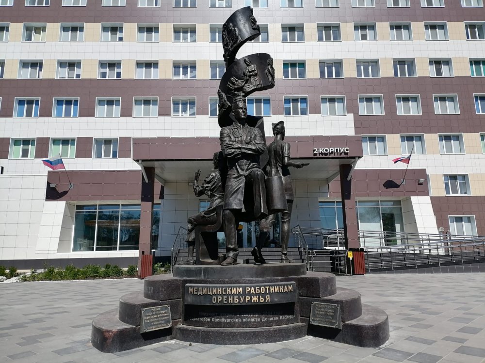 Памятник медицинским работникам во дворе областной больницы. Фото 1743.ru